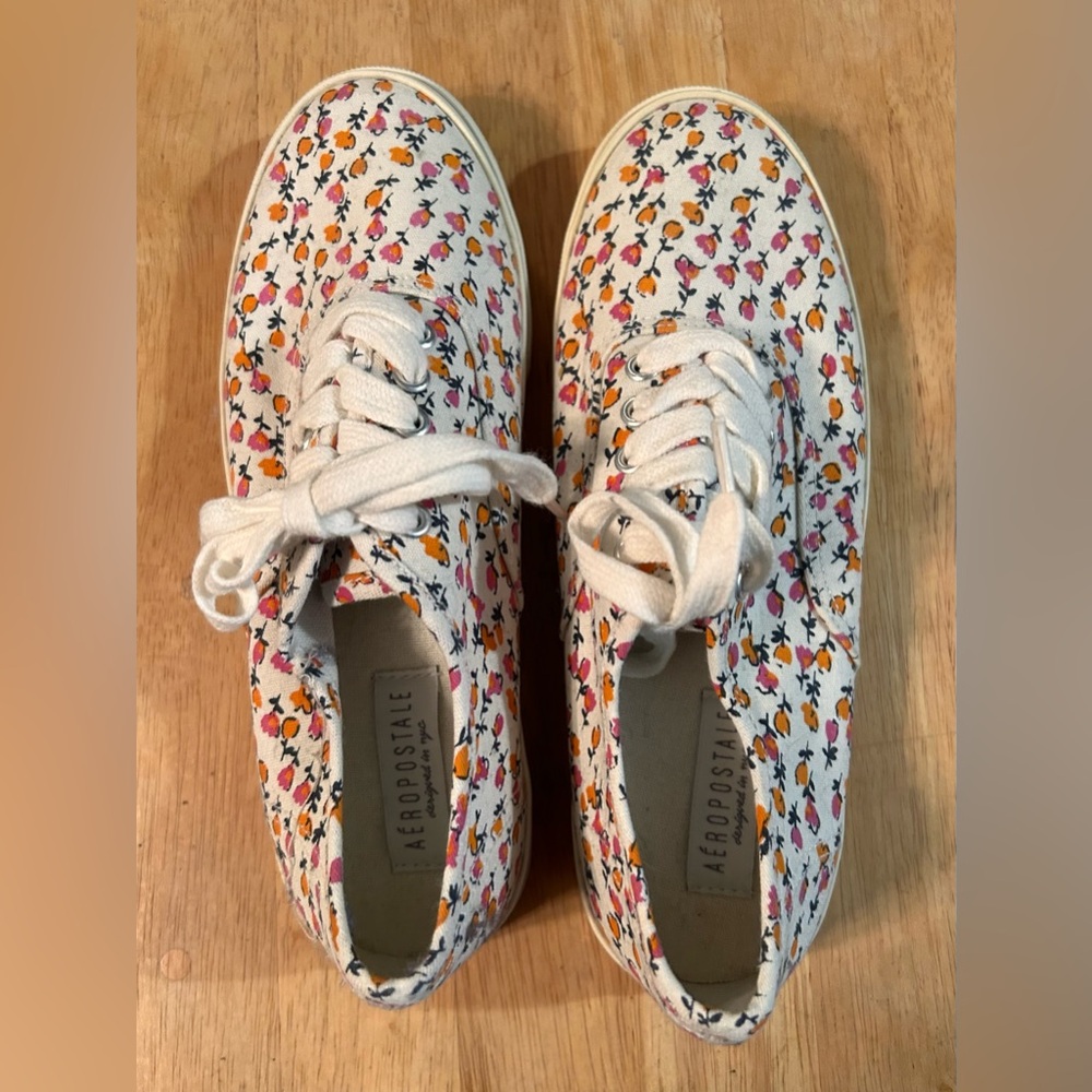 Aeropostale sneakers. Size 6. Excellent condition